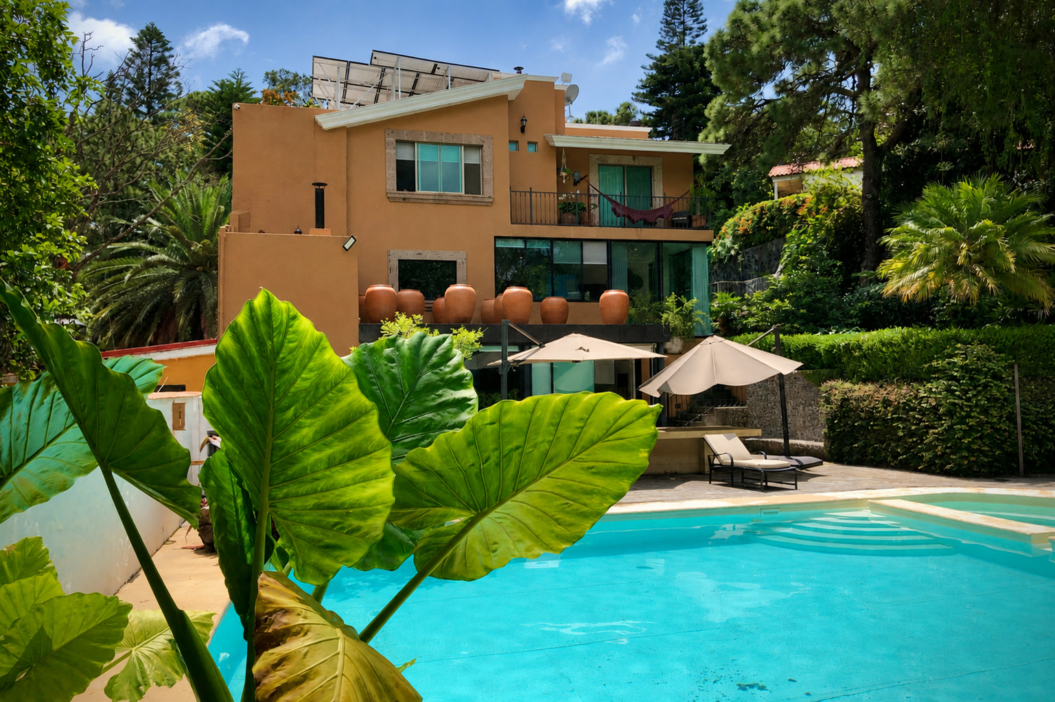 Terraza y alberca de la residencia
